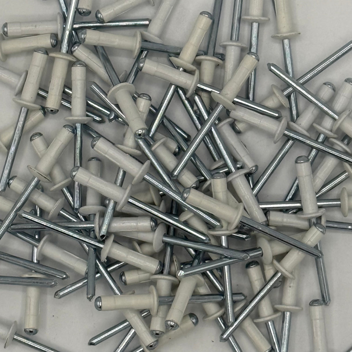 Coloured Rivets 4.9 x15mm (Pack of 100)